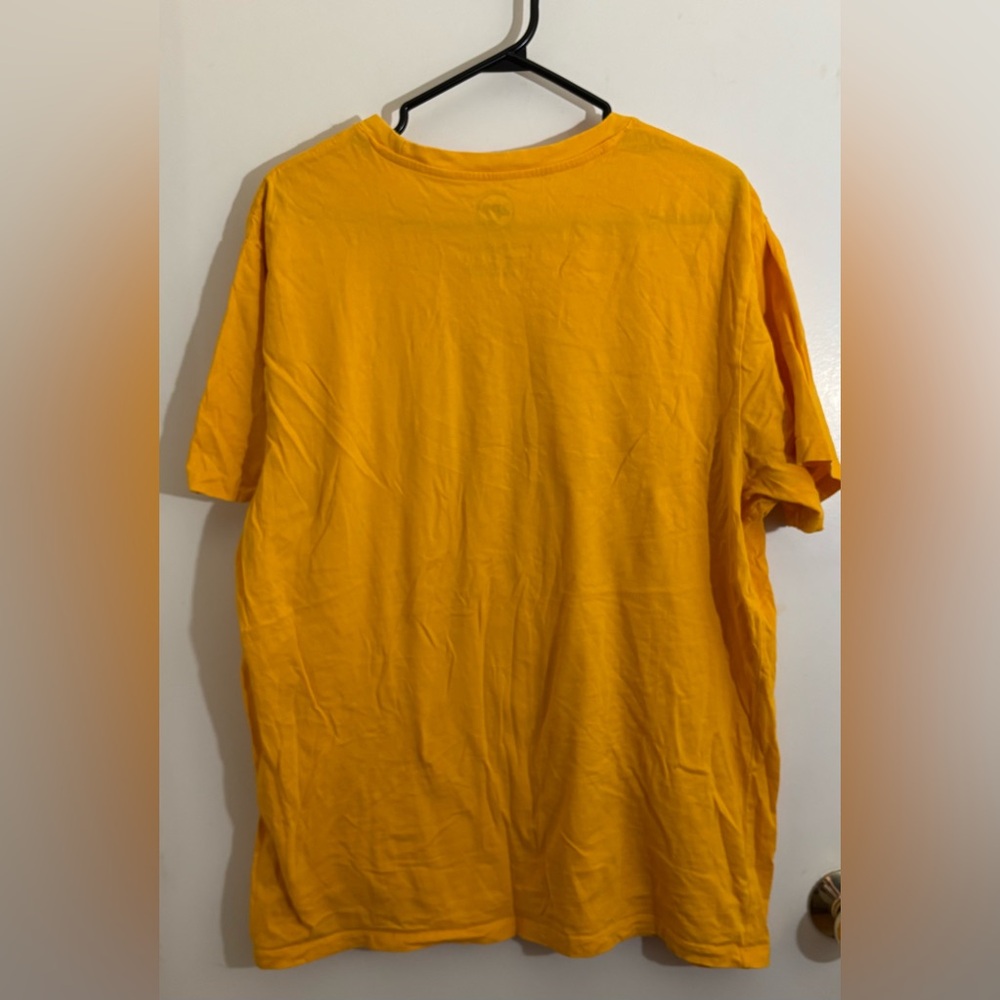 LA Lakers Classic Logo Yellow Tee - Size XL - Picture 2 of 4
